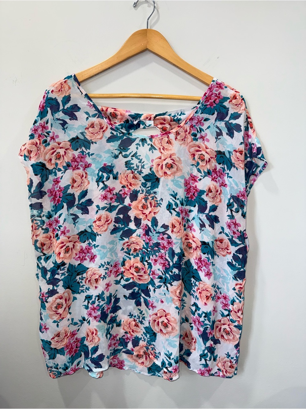 Torrid Top Women’s Size 1 White Floral Short Sleeve with Pink Roses !